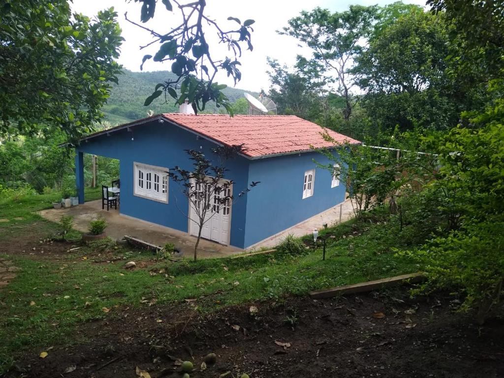 una casa blu con tetto rosso di Recanto da Felicidade a Jacobina