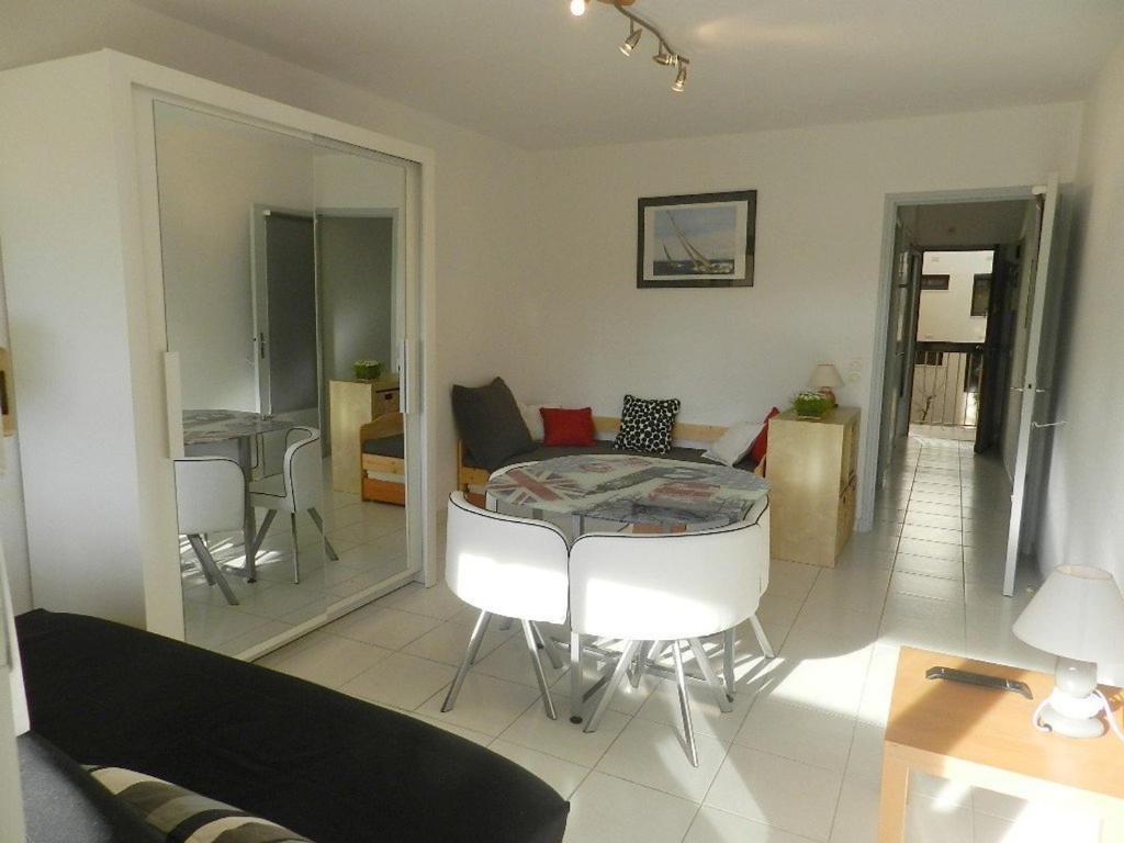 un salon avec une table et un canapé dans l'établissement Studio agréable 4 pers, balcon sud, plage en face, Bormes les Mimosas - FR-1-251-813, à Bormes-les-Mimosas
