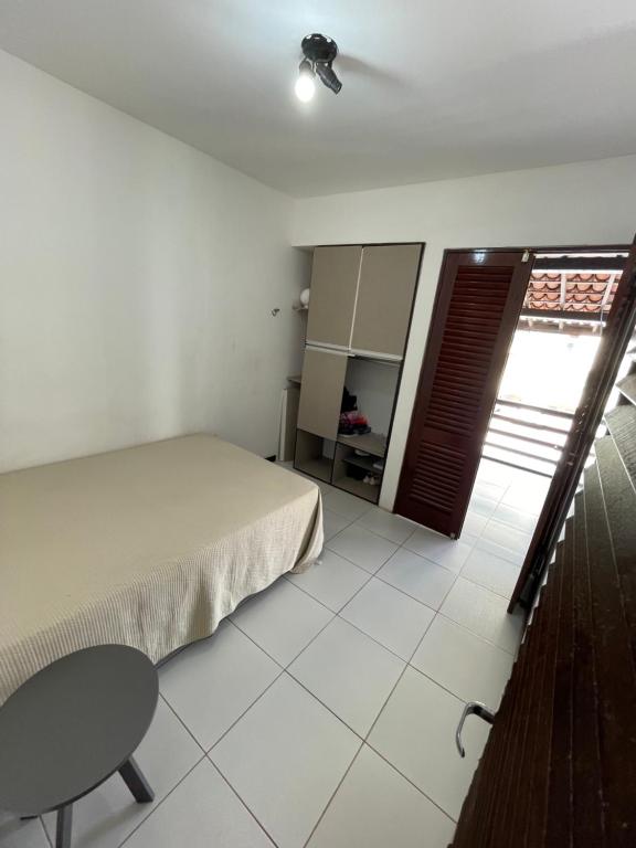 卡貝德盧的住宿－Numar_casa，一间卧室配有一张床、一张桌子和一个窗户。