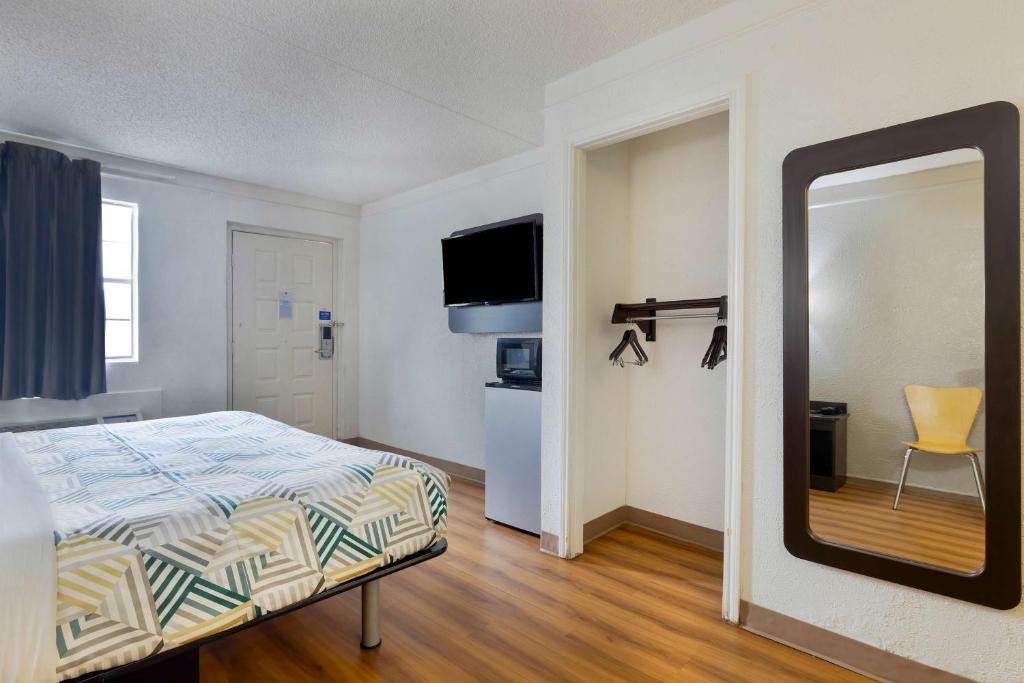 TV a/nebo společenská místnost v ubytování Motel 6-Beaumont, TX