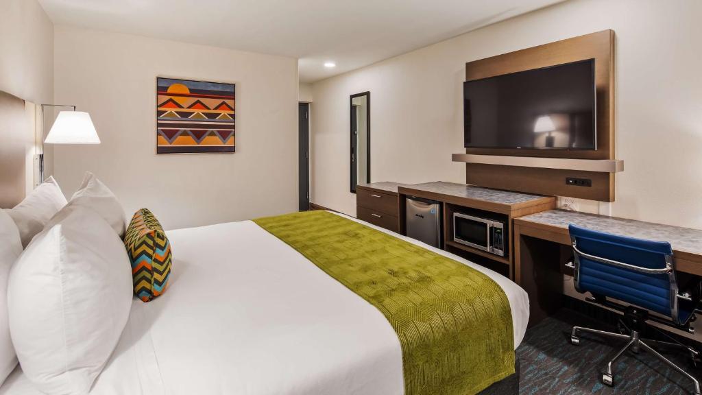 Postel nebo postele na pokoji v ubytování Best Western Plus Yuma Foothills Inn & Suites