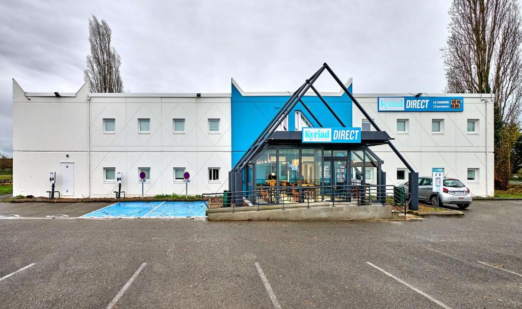 La alberca dentro o cerca de Kyriad Direct Moulins Sud - Yzeure