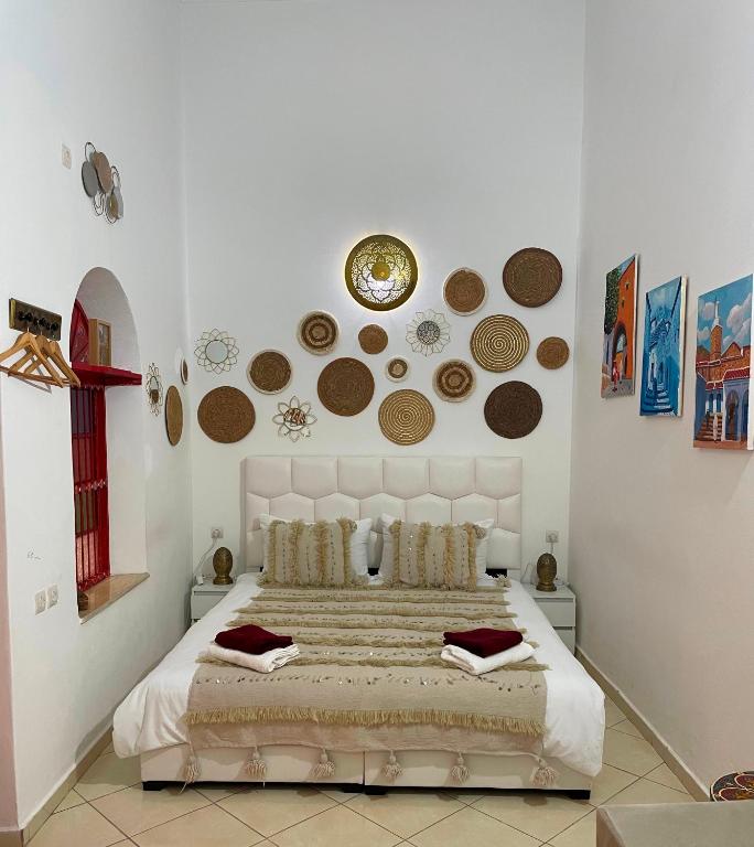 Een bed of bedden in een kamer bij Riad Maya