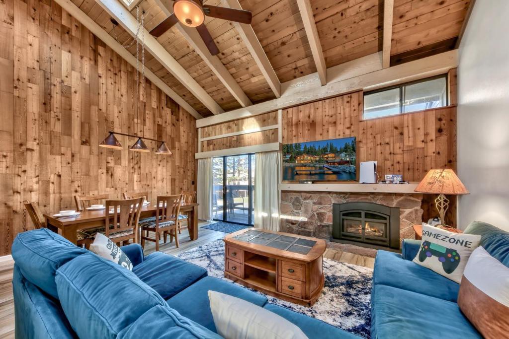 ein Wohnzimmer mit einer blauen Couch und einem Kamin in der Unterkunft Lakeland Village 482 - Ultimate PlayStation in South Lake Tahoe