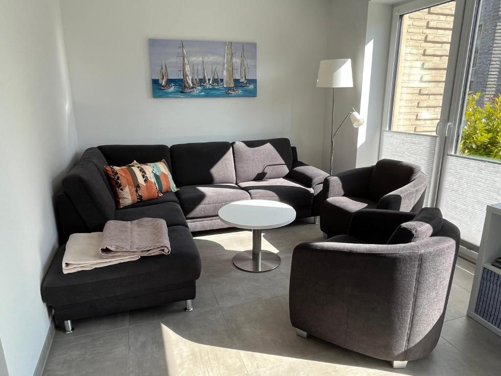 un salon avec un canapé, des chaises et une table dans l'établissement Nordsee Park Haus Friesland 7 P113, à Dangast