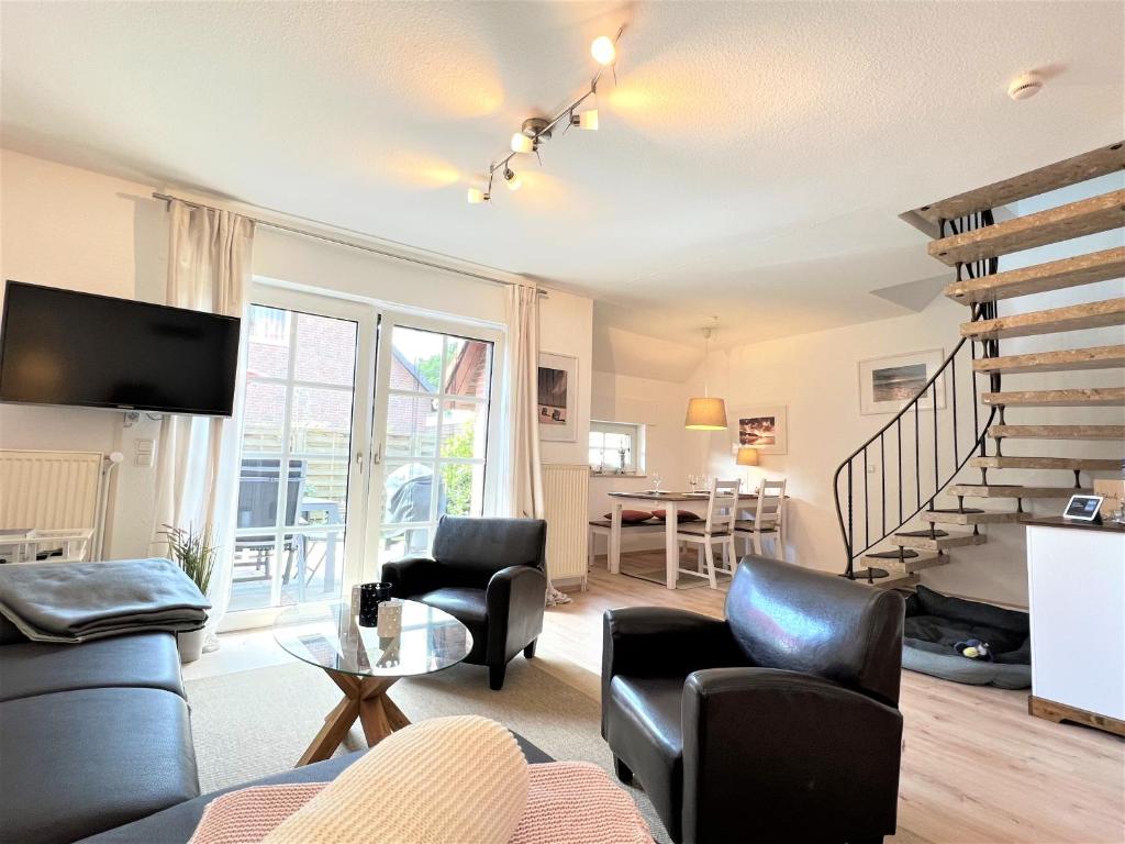 a living room with a couch and chairs and a table at Haus Auszeit, Bordumer Str 16A, 70qm in Dangast