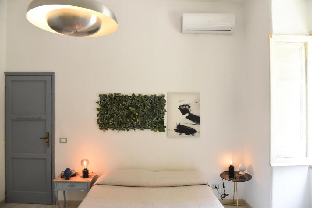 a bedroom with a bed and a green wall at Viabalduini2 in Lecce