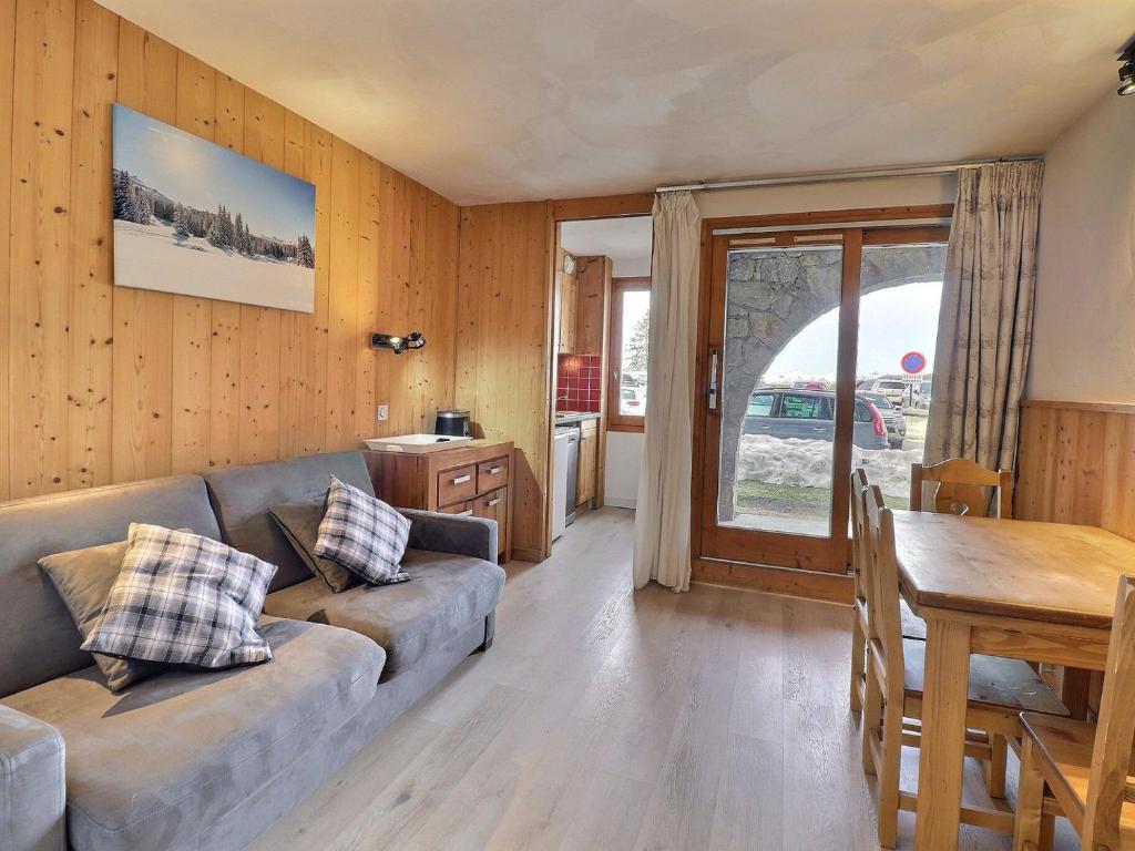 un salon avec un canapé et une table dans l'établissement 2 Pièces Idéalement Situé aux Pieds des Pistes et Commerces, Les Allues - FR-1-182-196, à Les Allues