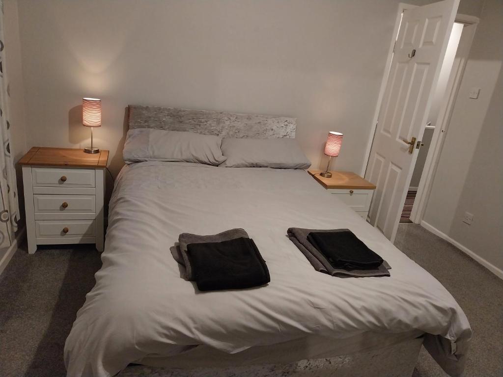 ein Schlafzimmer mit einem Bett mit zwei Handtüchern darauf in der Unterkunft 3 bedroom house in portrush in Portrush