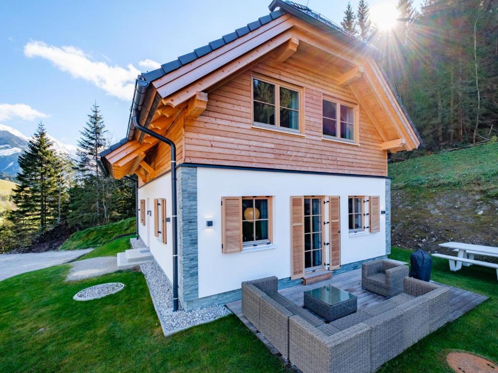 uma pequena casa numa colina com um banco em Wanderlust em Donnersbachwald