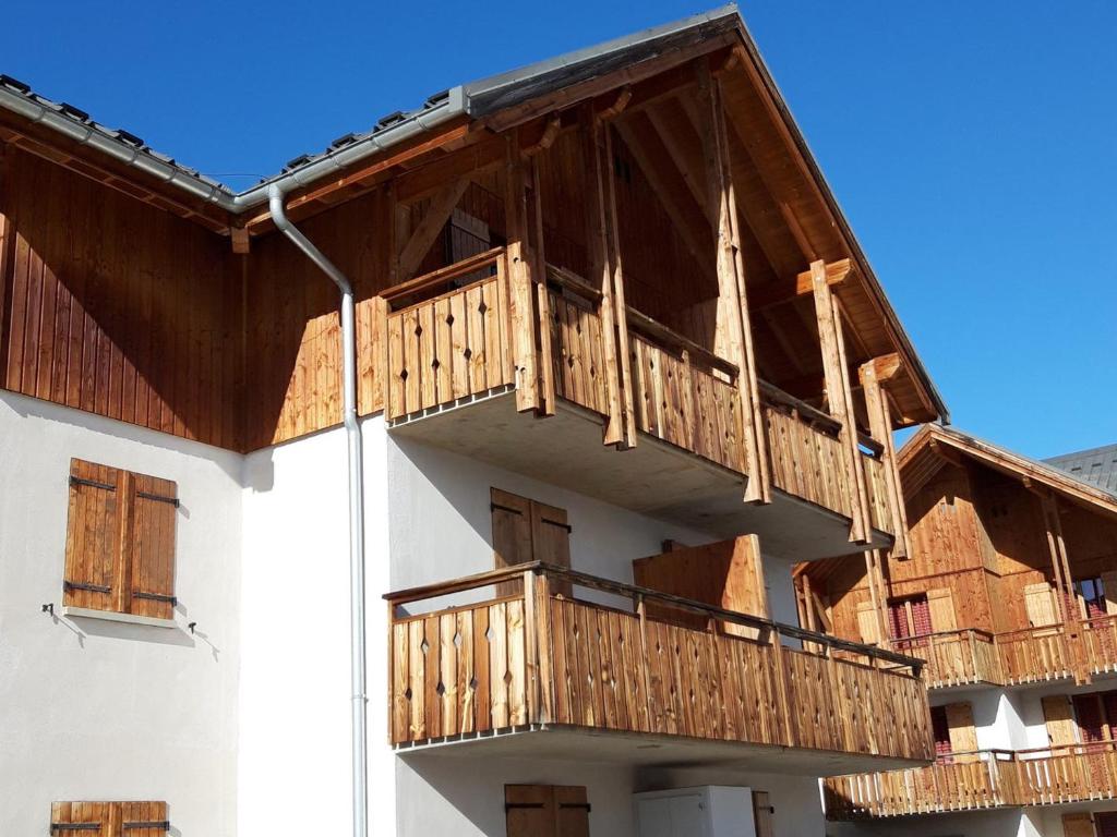 un edificio con balcones de madera en un lateral en Appartement Albiez-Montrond, 2 pièces, 4 personnes - FR-1-618-1, en Albiez-Montrond