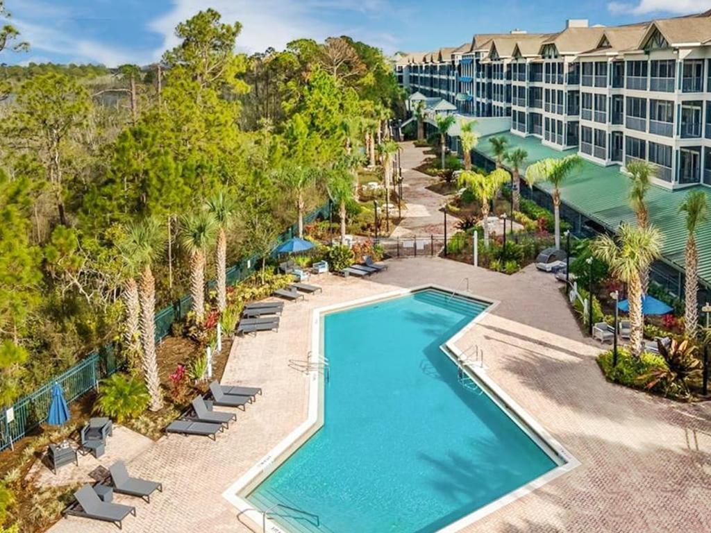 vista aerea sulla piscina del resort di Stunning 3BR Near Disney - Pool and Hot Tub! a Orlando