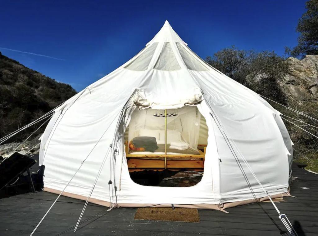 Tienda blanca con cama. en Paradise Ranch Inn - Ecstatic Tent, en Three Rivers