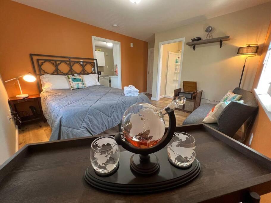 1 dormitorio con 1 cama y 1 mesa con un bol en Two side-by-side apartments en Salem