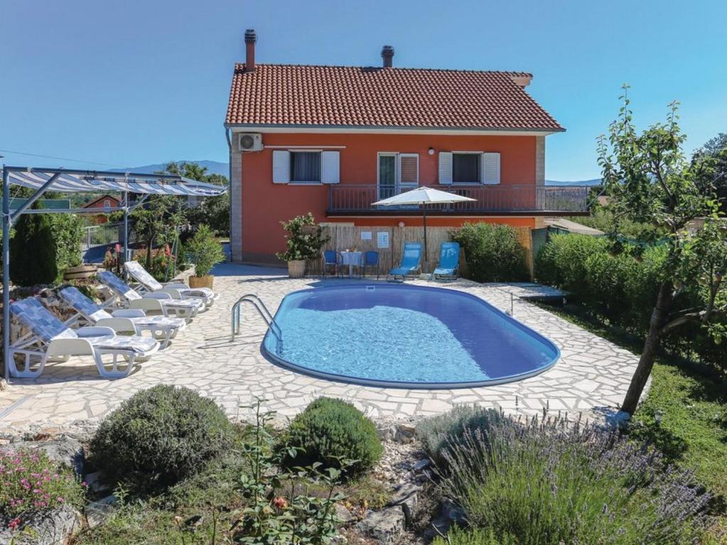 Bazén v ubytování Apartments with swimming pool Vojnic Sinjski, Zagora - 22835 nebo v jeho okolí