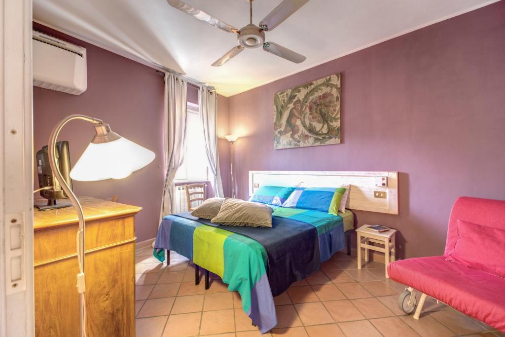 ローマにあるFrangipane Apartmentのベッドルーム1室(ベッド1台、赤い椅子付)