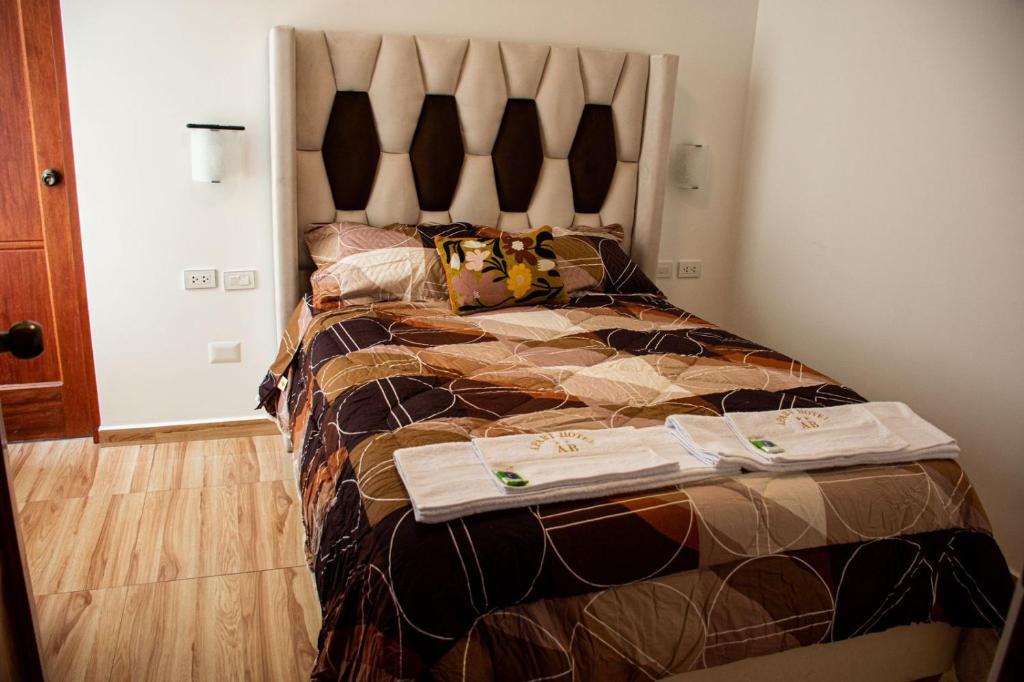 una camera con un grande letto di Departamento Familiar Equipado a Cuzco