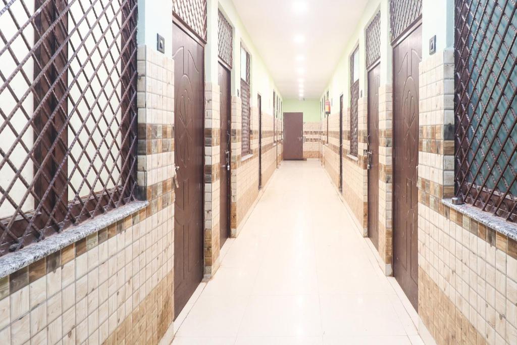 a corridor of stalls in a prison cell at OYO Flagship 78167 Hotel Royal Castle in Kaliānpur