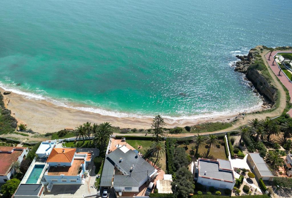 an aerial view of a house and the ocean at Casa Vesalia a 1a línea de mar con AA y Wi-Fi. in Vinarós