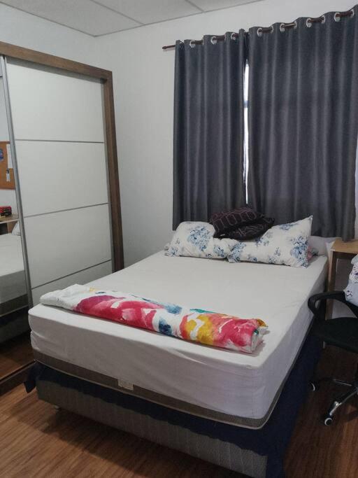 uma cama com almofadas num quarto em Casa Grande e Confortável no Rio de Janeiro