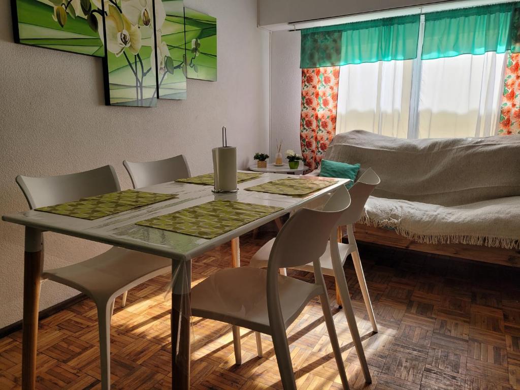 y sala de estar con mesa de comedor y sillas. en Departamento Centrico Mar del Plata, 2 ambientes en Mar del Plata