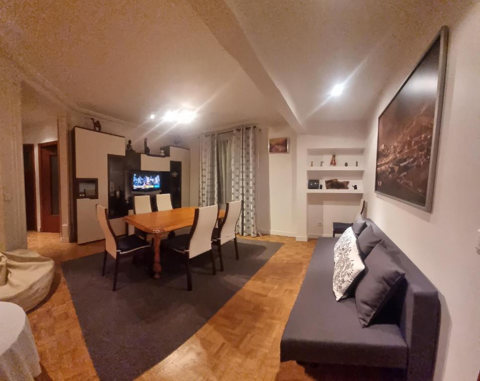 un salon avec une table, des chaises et un canapé dans l'établissement APPARTEMENT 2 CHAMBRE A 10 MINUTE DU CENTRE DE PARIS, à Clichy