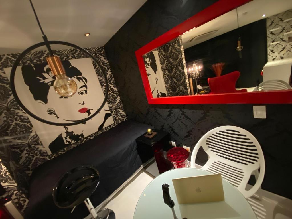 a room with a table with a laptop and a mirror at Blux 1305 Poblado Medellín Colombia in Medellín