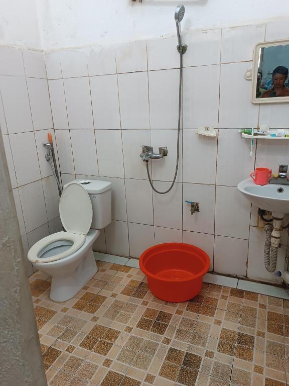 a bathroom with a toilet and a sink at Đoàn Bình in Diện Biên Phủ