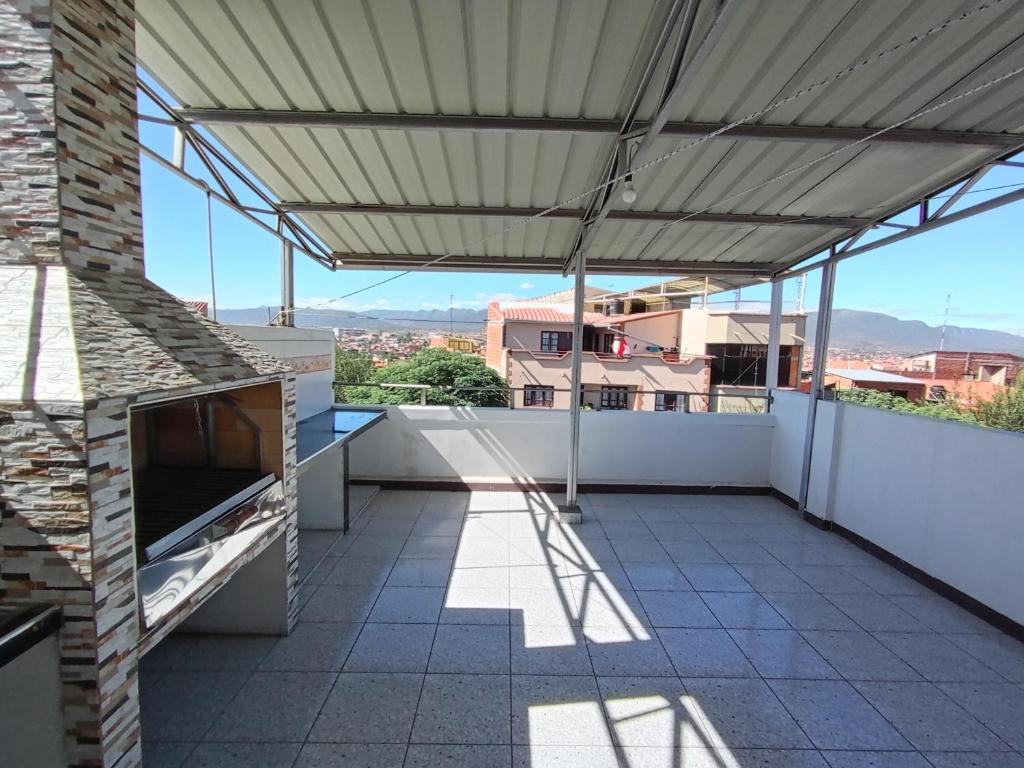 patio con tenda da sole in cima a un edificio di Departamentos San Luis a Tarija