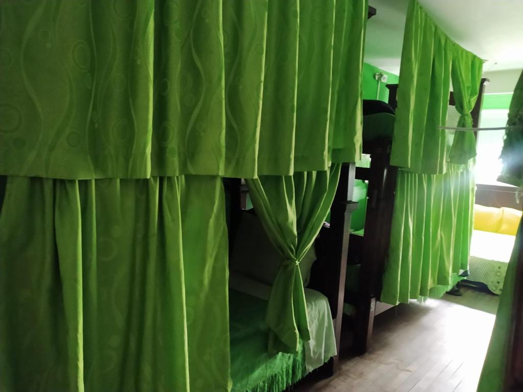 Palanda nebo palandy na pokoji v ubytování 82Hostel