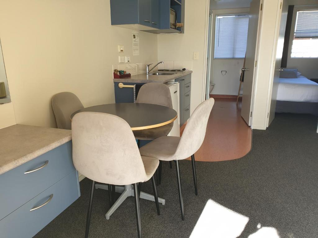 Kuchyň nebo kuchyňský kout v ubytování Northcote Motor Lodge
