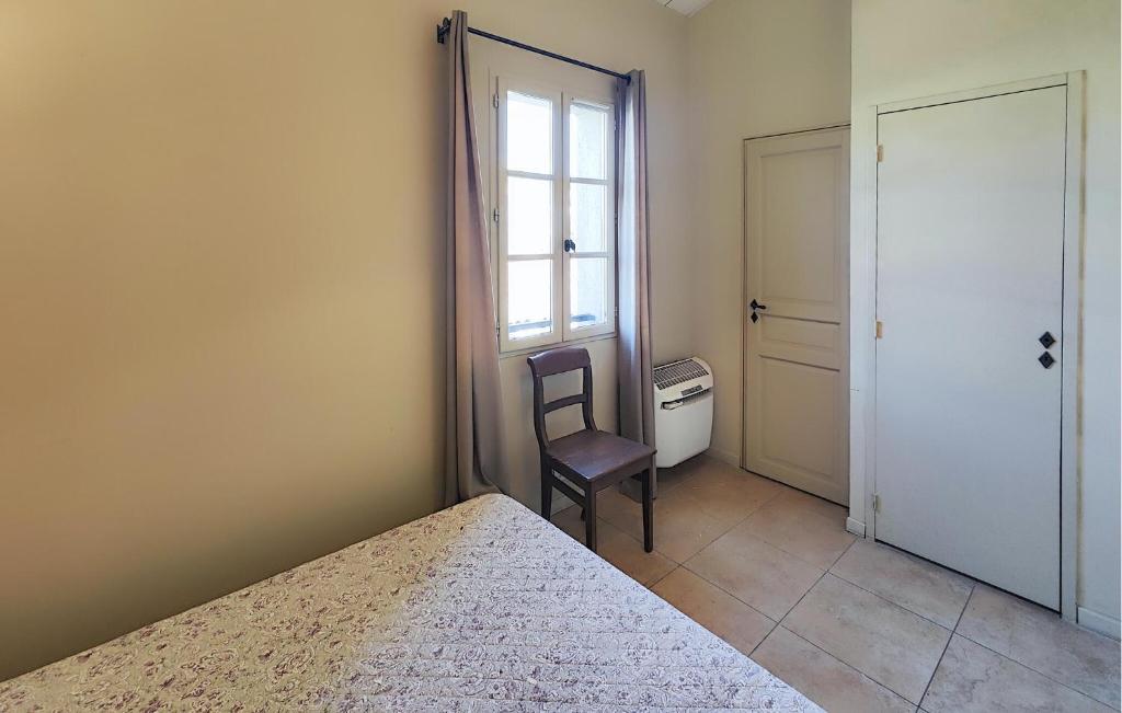 Llit o llits en una habitaci&oacute; de 2 Bedroom Nice Home In Saint-laurent-de-la-ca