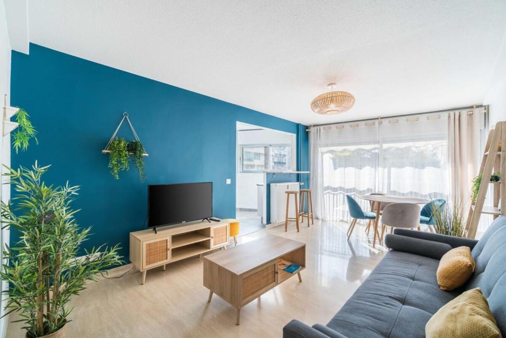un salon avec un mur d'accent bleu dans l'établissement Nice one bedroom in the heart of Cannes, à Cannes