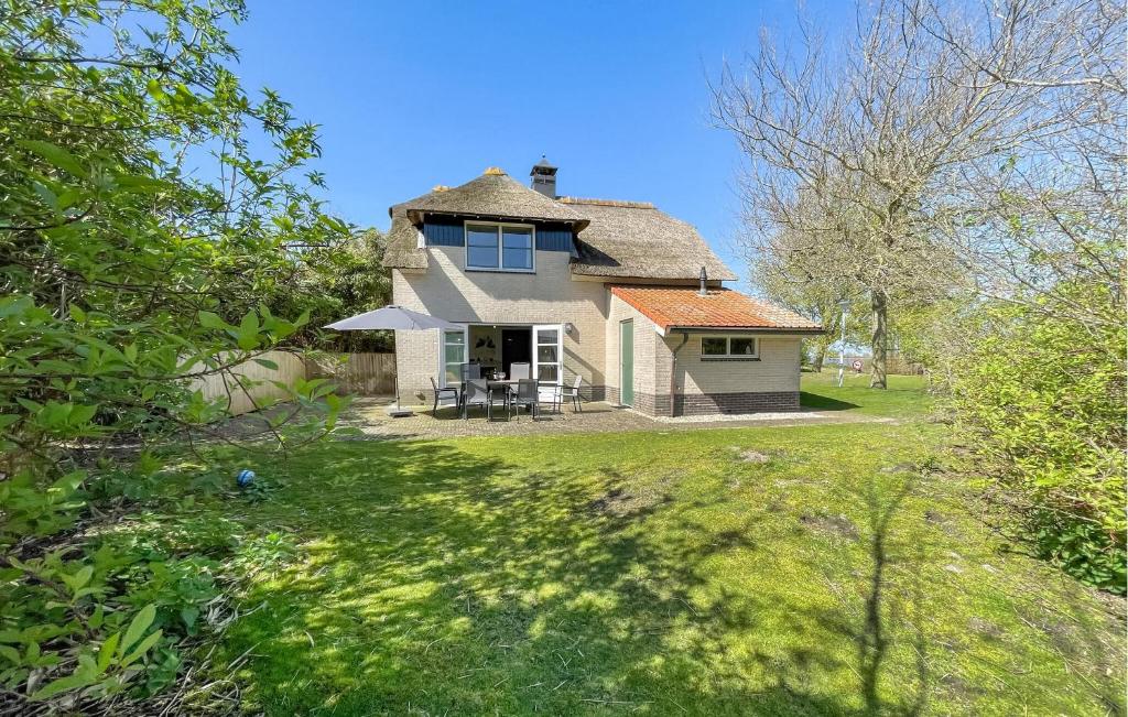 a large house with a grassy yard at 3 Bedroom Beautiful Home In Makkum in Makkum