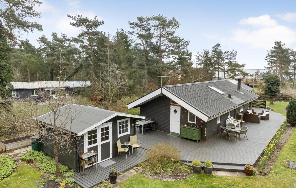 una casa pequeña con terraza en un patio en 2 Bedroom Stunning Home In Havndal, en Havndal
