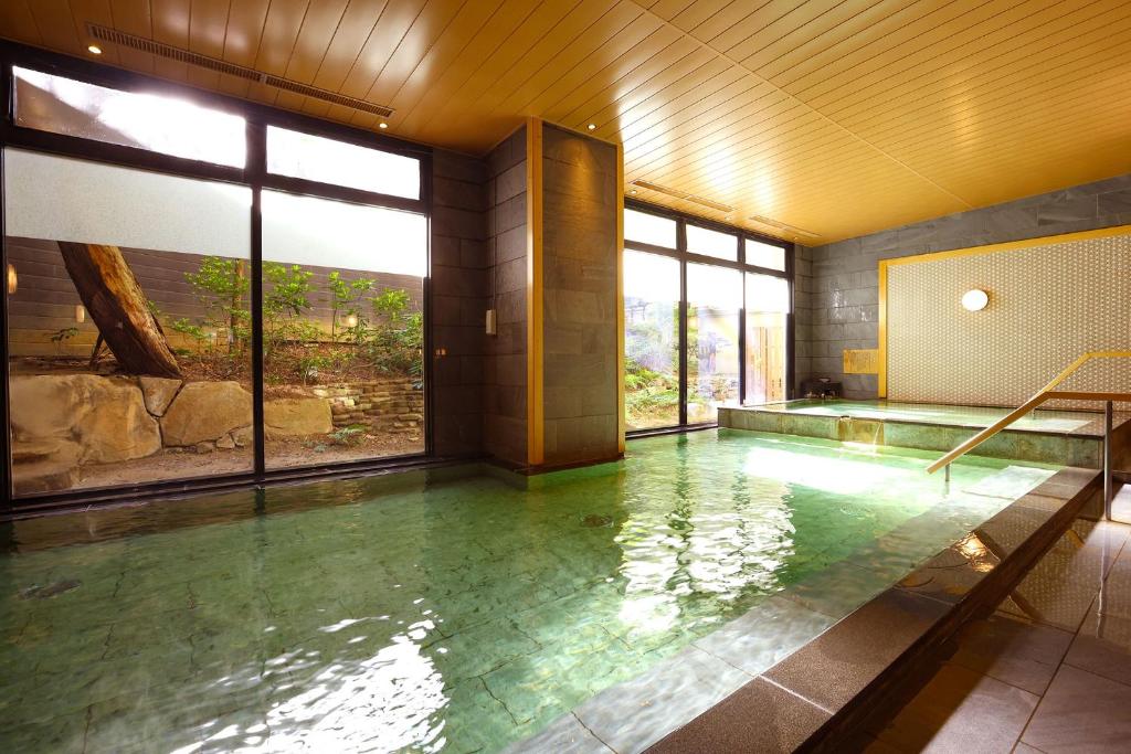 Bazén v ubytování Ooedo Onsen Monogatari Premium Yamashitaya nebo v jeho okolí