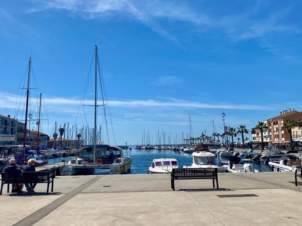 un groupe de personnes assises sur des bancs dans un port de plaisance dans l'établissement 