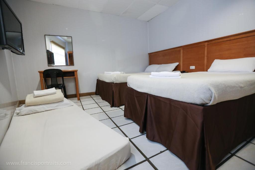 Postel nebo postele na pokoji v ubytování Value Star Inn