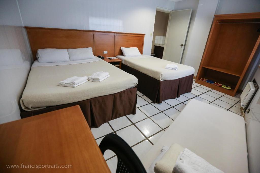 Postel nebo postele na pokoji v ubytování Value Star Inn