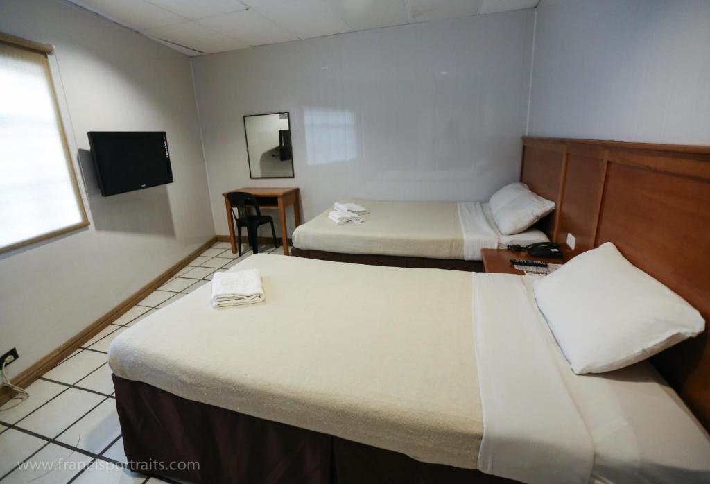 Postel nebo postele na pokoji v ubytování Value Star Inn