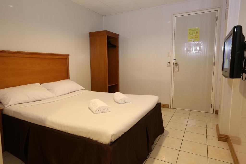 Postel nebo postele na pokoji v ubytování Value Star Inn