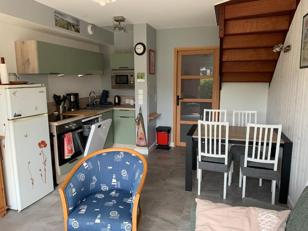 une cuisine avec une table et des chaises dans une cuisine dans l'établissement Maison Familiale entre Plage et Baie d'Authie, Jardin Sud, Parking Privé, 2 Chambres - FR-1-482-33, à Fort-Mahon-Plage