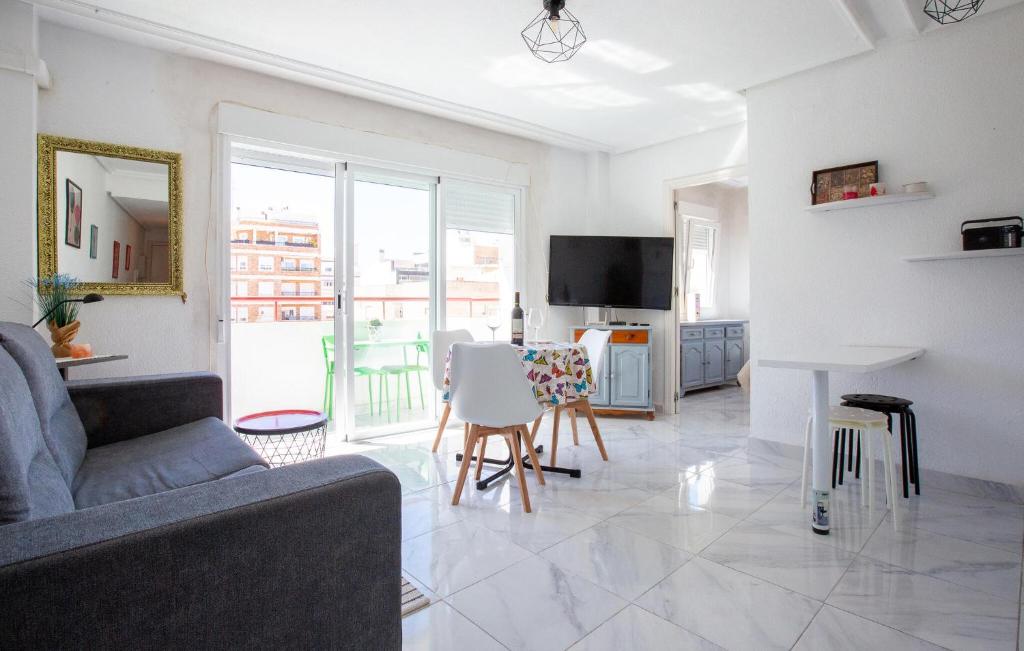 Stunning Apartment In Torrevieja With Kitchen tesisinde bir oturma alanı