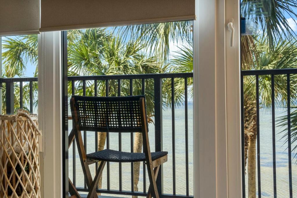 uma cadeira numa varanda com vista para o oceano em Sandestin Bayfront Studio with balcony and breathtaking views em Destin