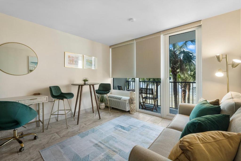 ein Wohnzimmer mit einer Couch und einem Tisch in der Unterkunft Sandestin Bayfront Studio with balcony and breathtaking views in Destin