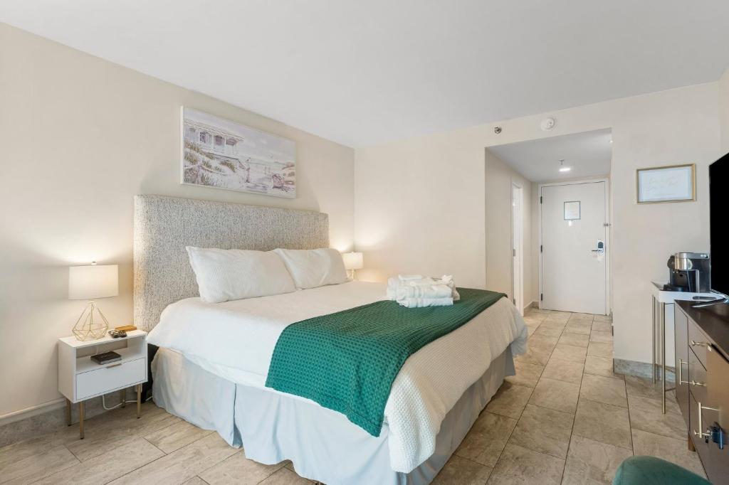 Ein Bett oder Betten in einem Zimmer der Unterkunft Sandestin Bayfront Studio with balcony and breathtaking views