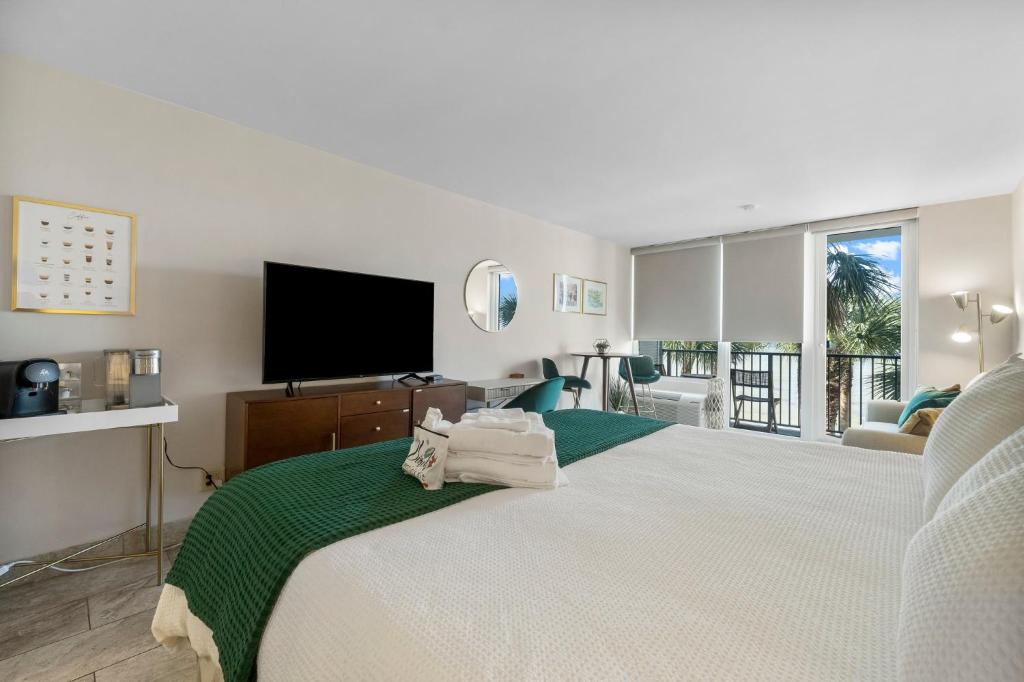 Ein Bett oder Betten in einem Zimmer der Unterkunft Sandestin Bayfront Studio with balcony and breathtaking views