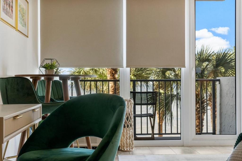 Ein Balkon oder eine Terrasse in der Unterkunft Sandestin Bayfront Studio with balcony and breathtaking views