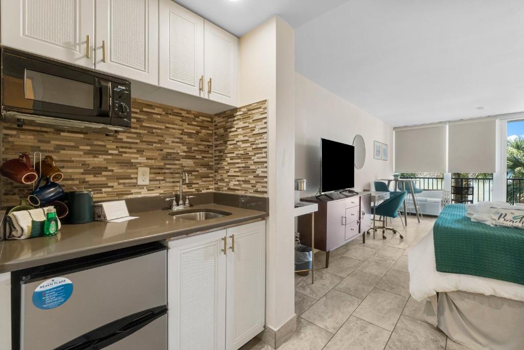 eine Küche mit Spüle und ein Wohnzimmer in der Unterkunft Sandestin Bayfront Studio with balcony and breathtaking views in Destin