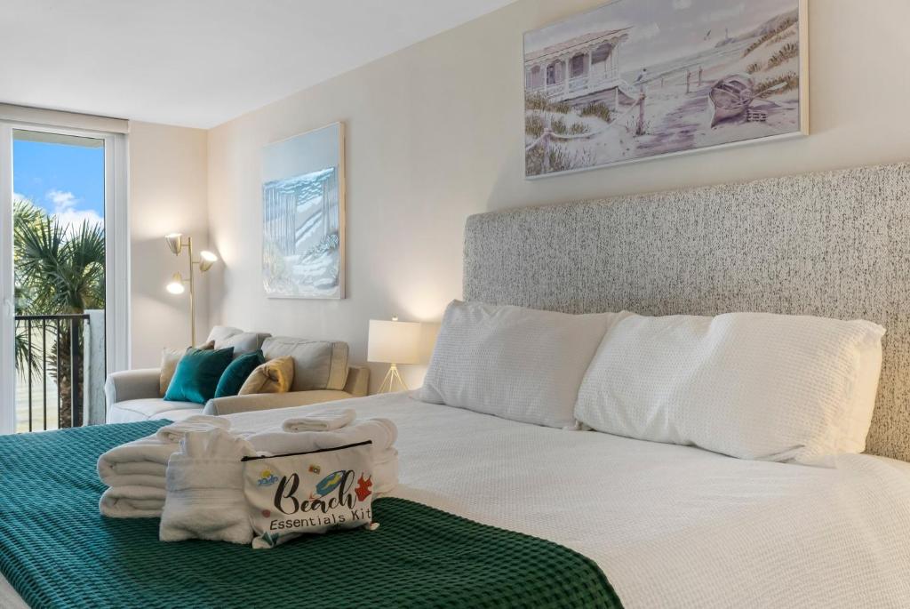 Ein Bett oder Betten in einem Zimmer der Unterkunft Sandestin Bayfront Studio with balcony and breathtaking views
